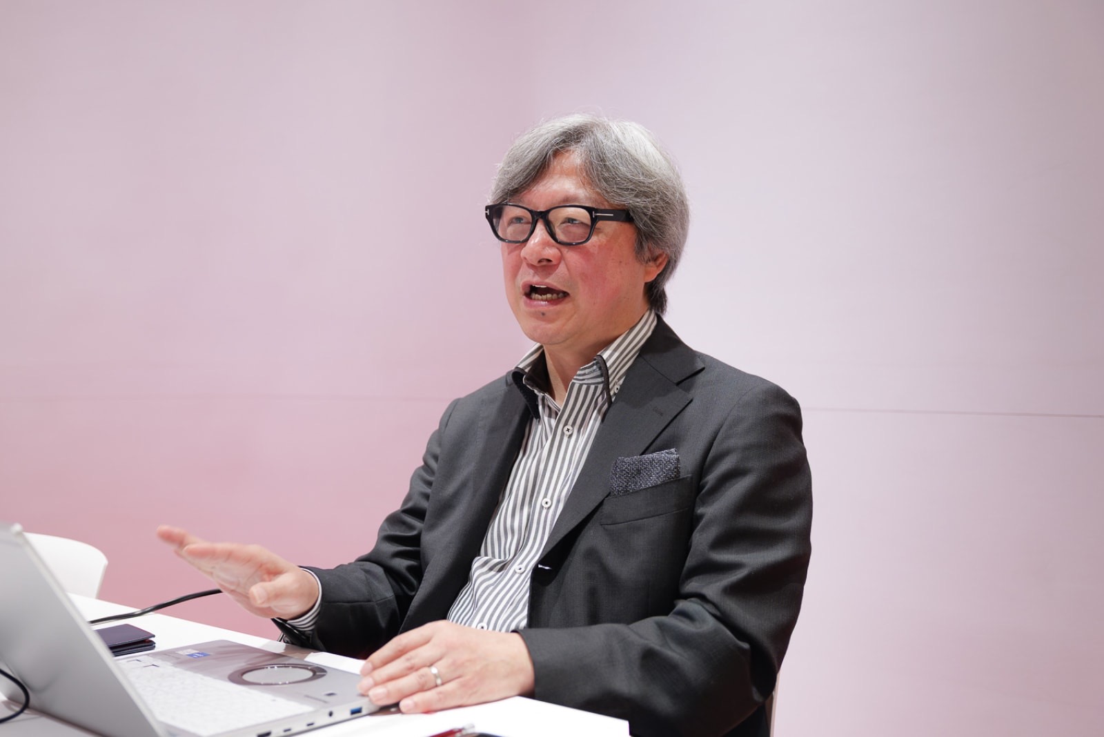事業について語る代表